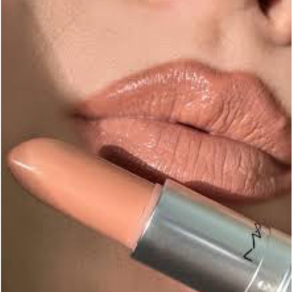 MAC “ crème de Nude “ Lipstick new in box